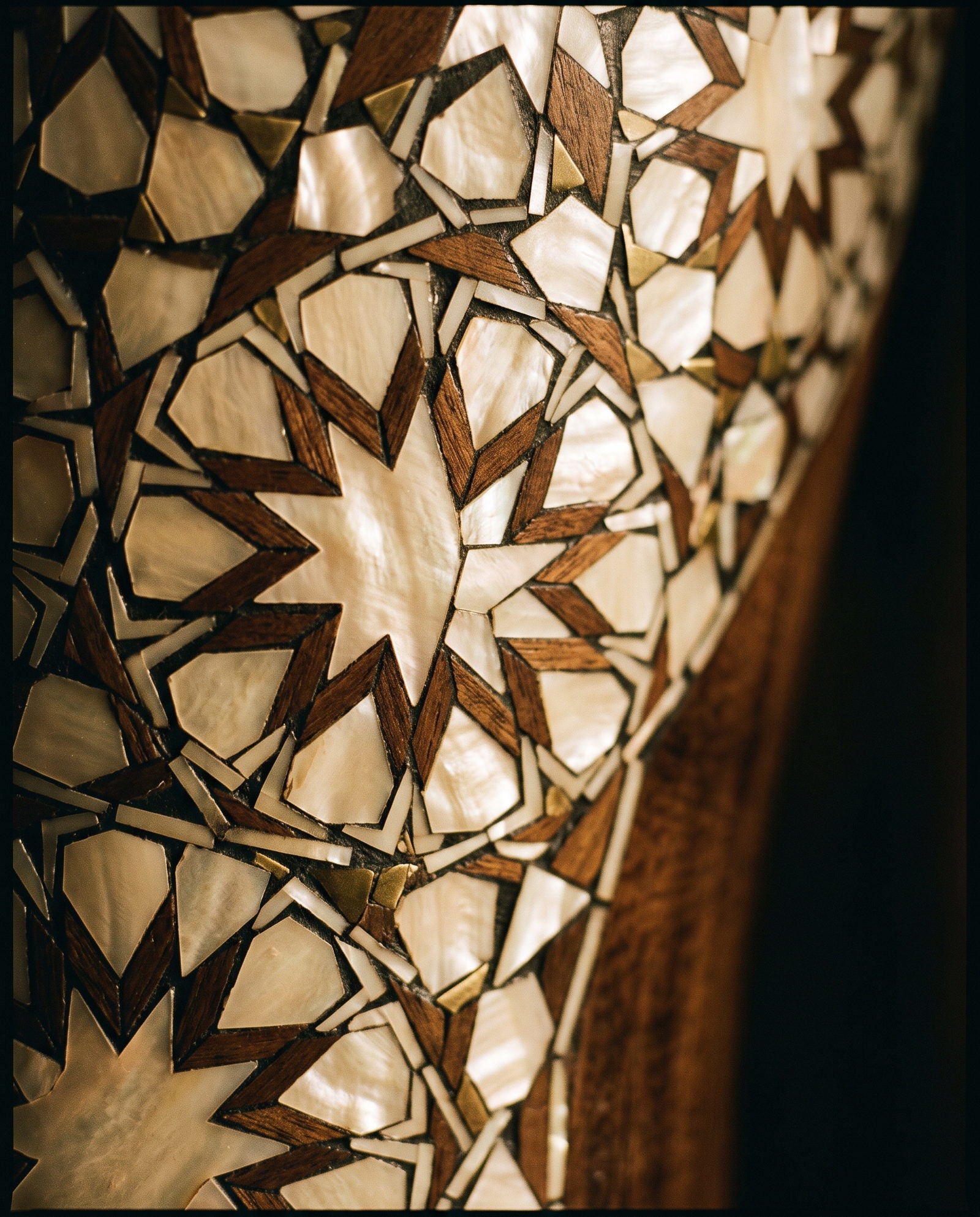 Mother-of-pearl inlay on a darbuka shell